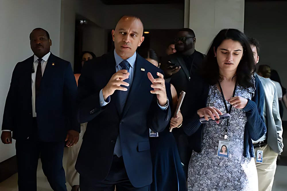 Jeffries Takes Advantage of Last Chance to Oppose Policy Bill Before Final House Vote